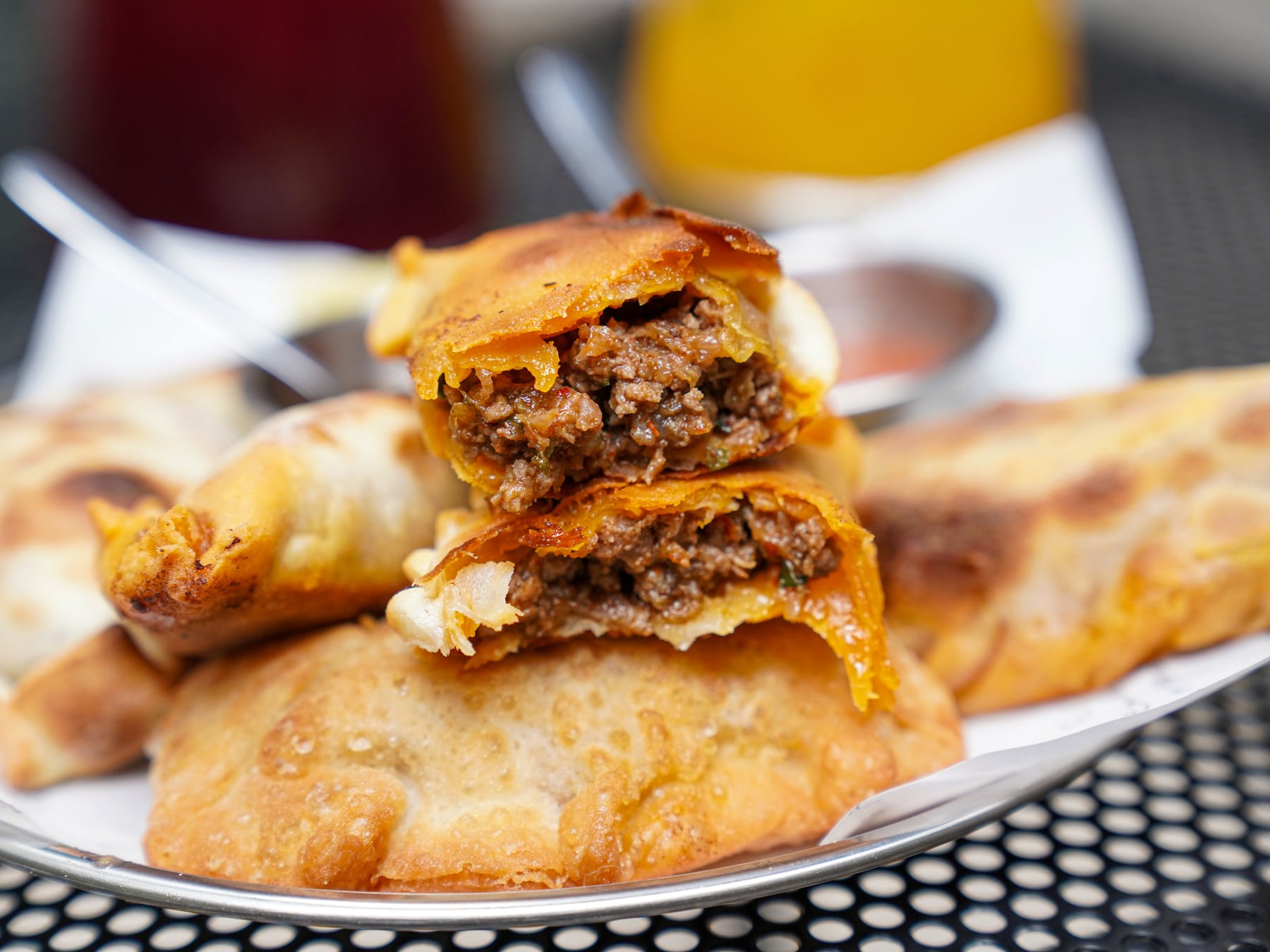 Una empanada pensada con lupa: así se come en el nuevo local de Belgrano que ya es furor take away