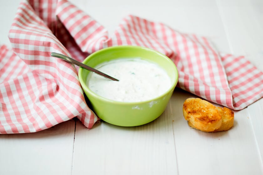 Tzatziki casero: la salsa griega que se hace con lo que tenés en la heladera y queda mejor de un día para otro