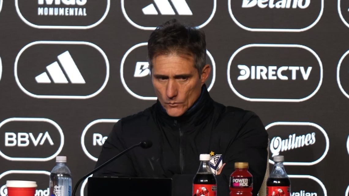 Vélez se fue masticando bronca de la cancha de Riestra: empate con gusto a poco y un Melano que explotó contra la terna