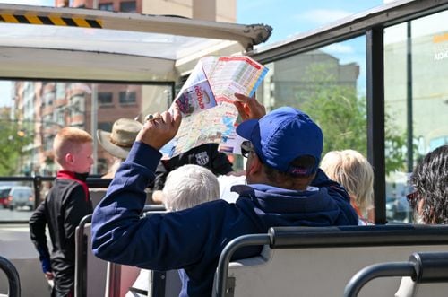 Neuquén te lleva gratis por sus mejores rincones: subite al bus descapotable y dejate guiar por la ciudad