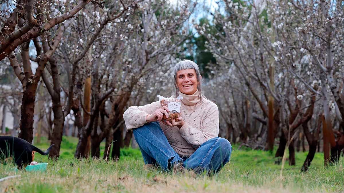Teresita Peláez, la docente que transformó un lote cubierto de malezas en una plantación de almendras en Plottier