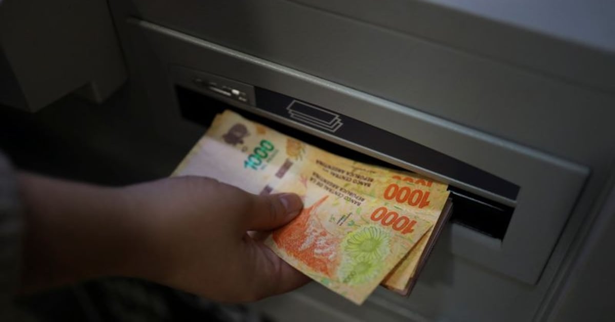Comisiones bancarias: las nueve operaciones cotidianas que pagan distinto según el banco y la red