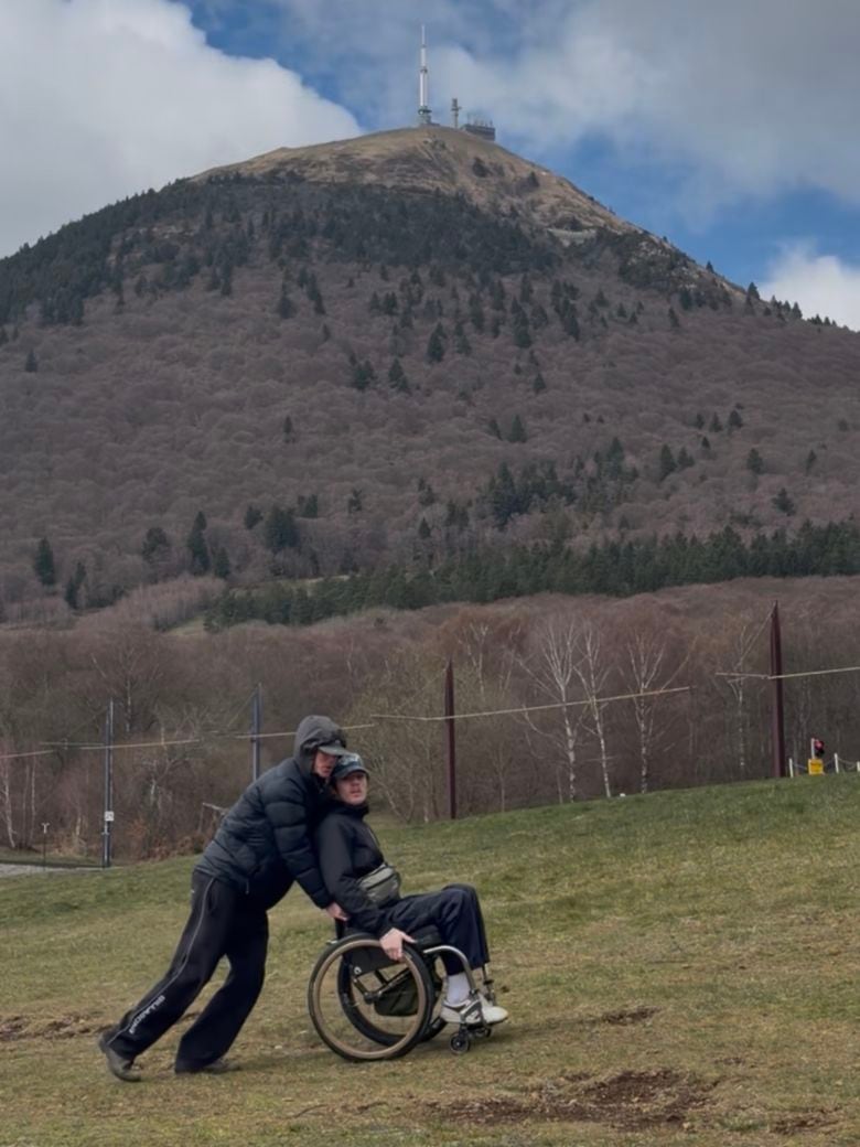 Una vuelta al mundo en silla de ruedas: la crónica de Fletcher Crowley y Lachie Bennett por cuatro continentes
