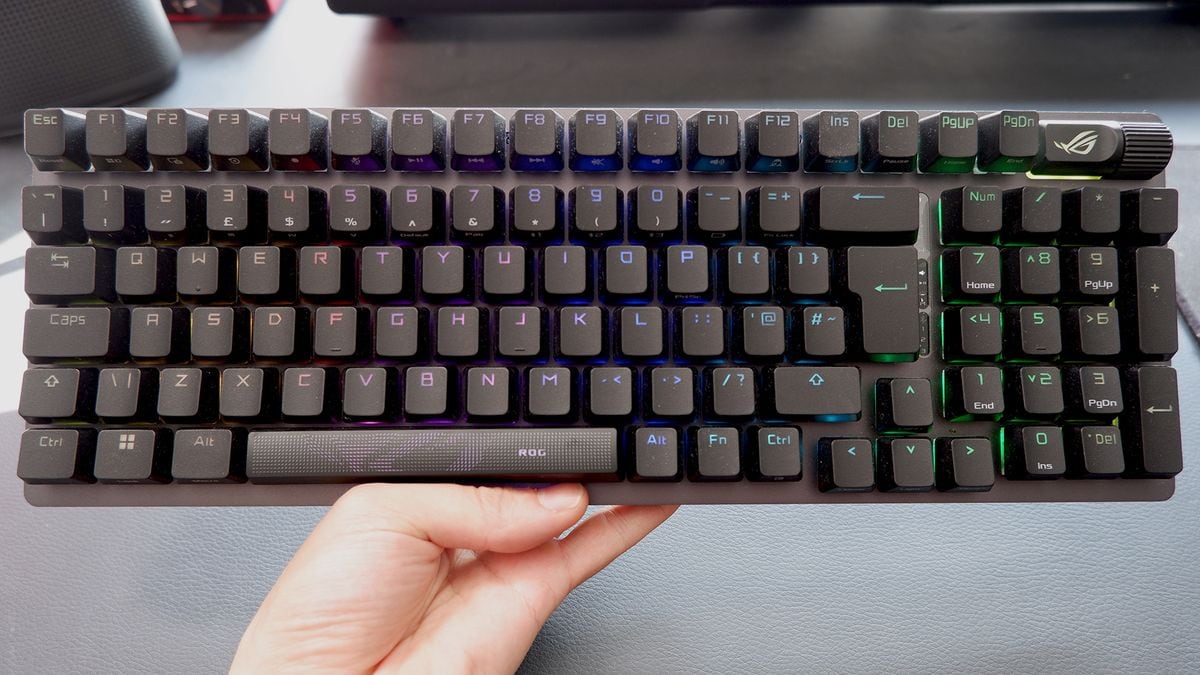 Logitech lanza un teclado que se anima a mezclar dos mundos: el gamer más exigente y la oficina de toda la jornada