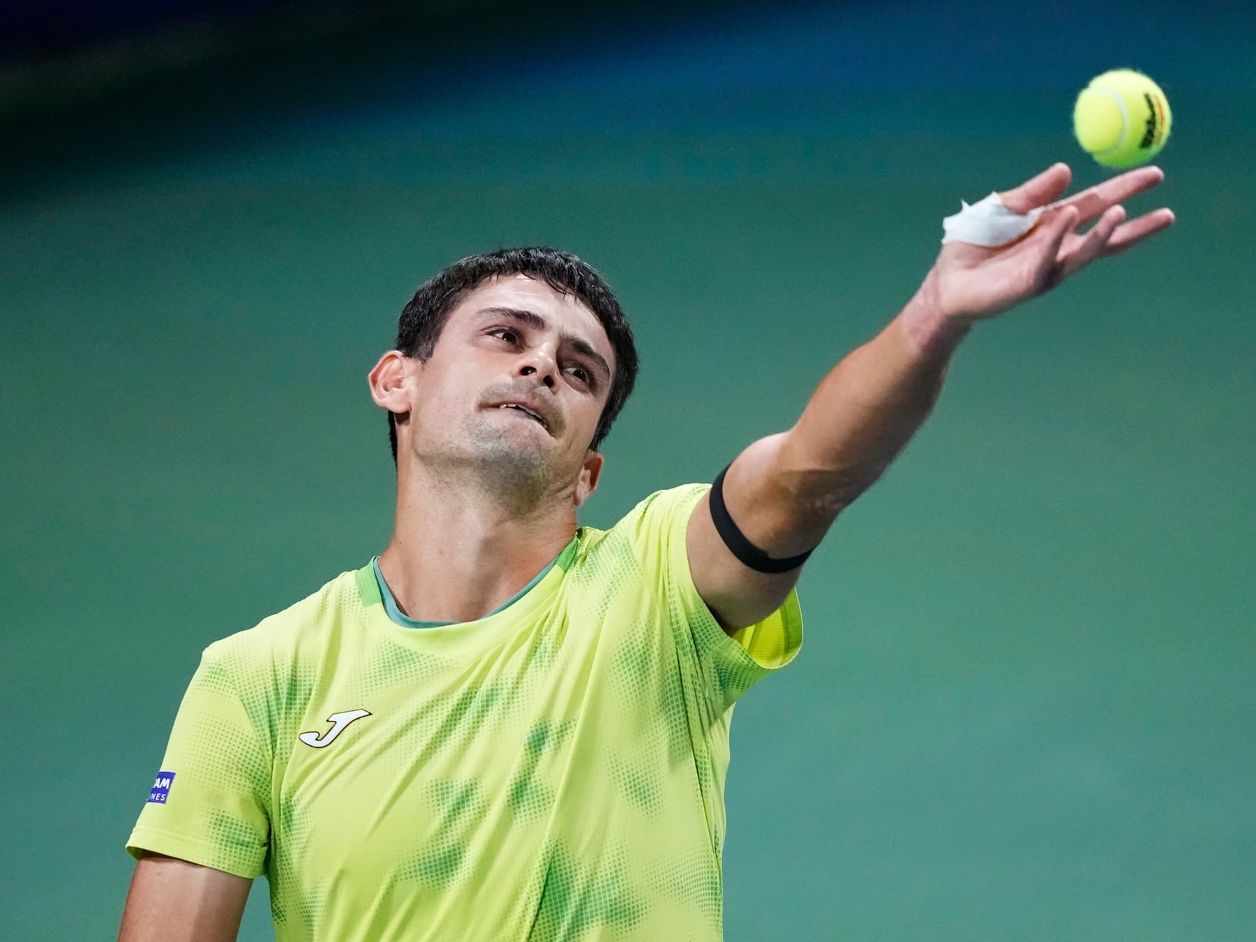 Duelo de vino y tenis: Navone y Etcheverry se citan en la Catedral