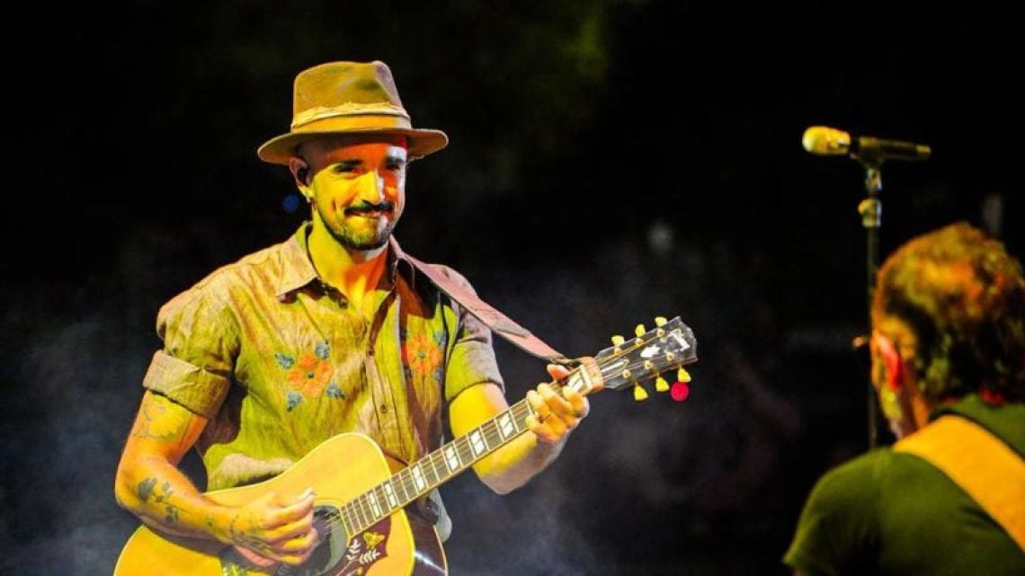 Abel Pintos vuelve a Córdoba con un show que se anima a desordenar su propia historia