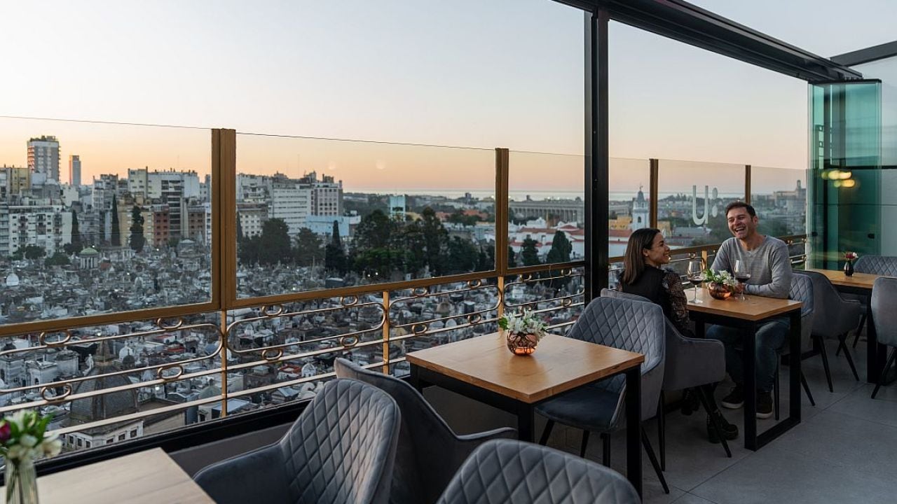 Una terraza vidriada en Recoleta para mirar el cementerio desde el aire, con audioguía y merienda
