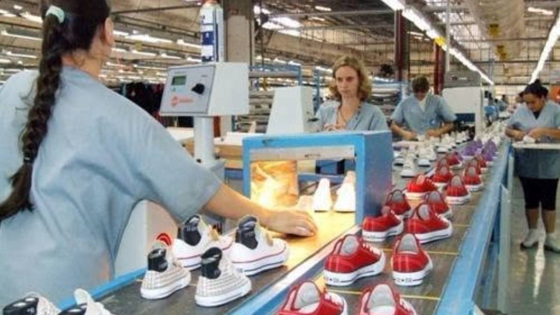 Cierra la fábrica de Converse en Las Flores y los operarios quedan en la calle
