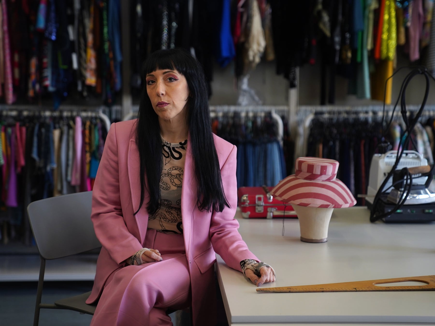 Florencia Tellado, la sombrerera detrás del vestuario que reconstruye la vida de Moria Casán en la pantalla