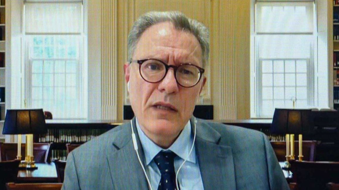 Floridi y la paradoja de una inteligencia que no piensa: cómo integrar la IA sin perder el juicio propio