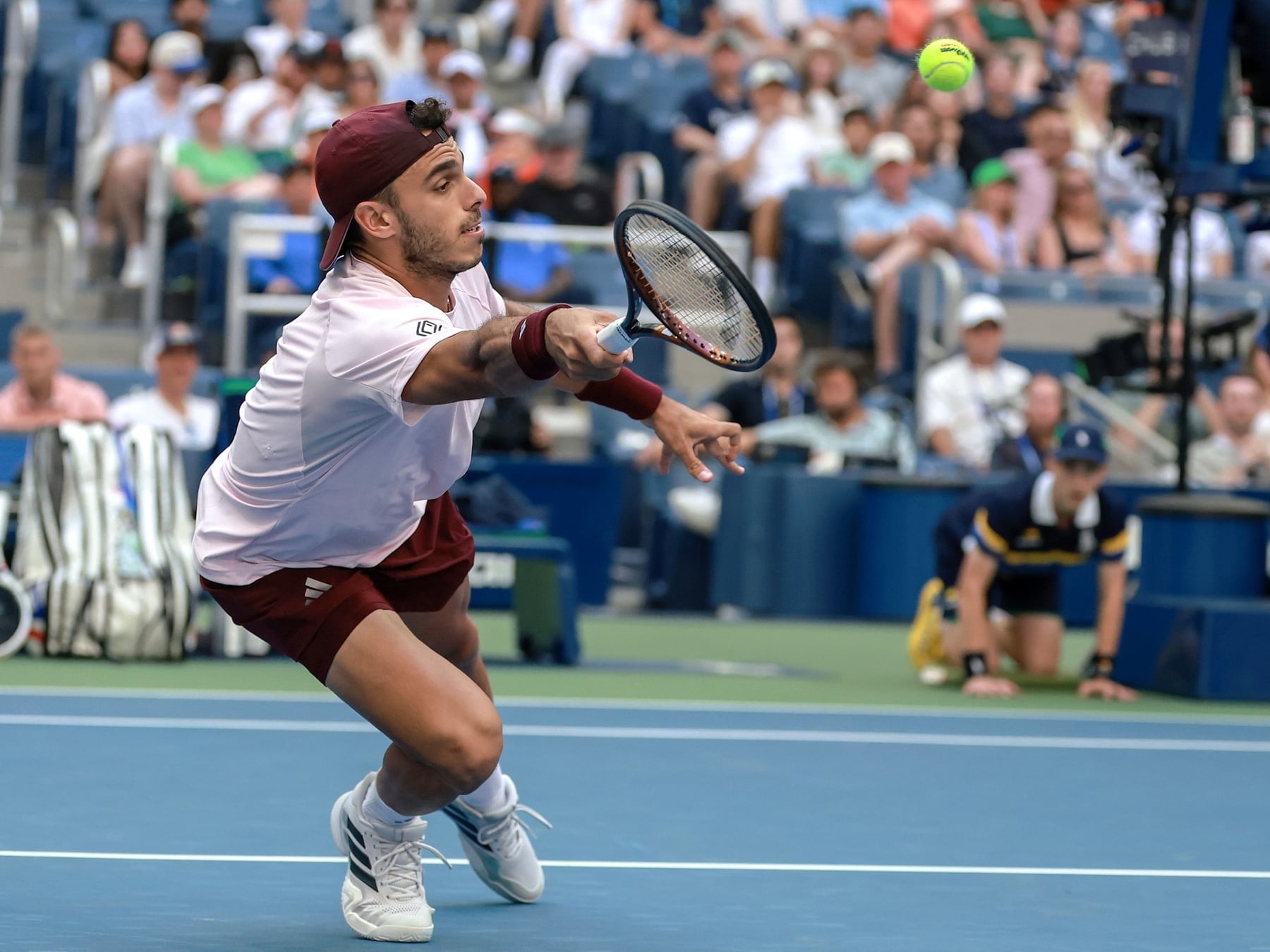 Otra vez en la puerta: Cerundito se topó con un muro belga y se despidió del US Open