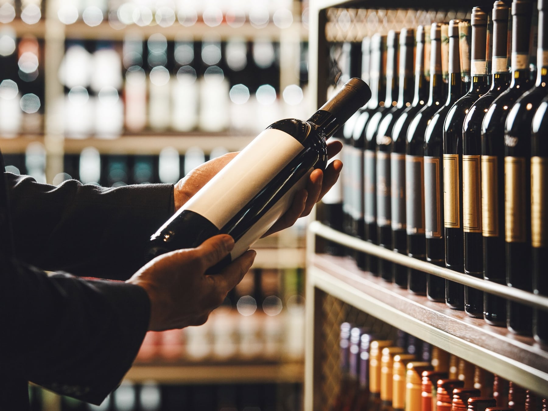 Lo que nadie te cuenta cuando mirás una etiqueta de vino: palabras que valen y palabras que sólo decoran