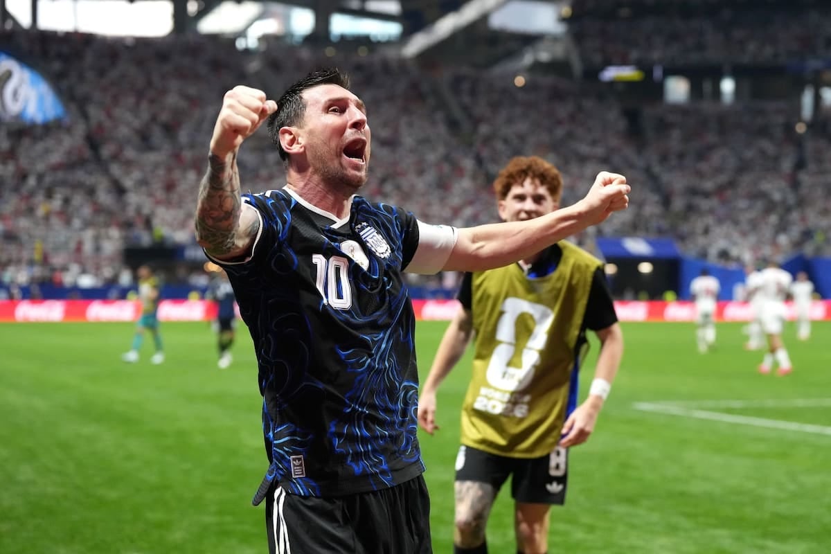 Messi resucitó en la lista del Balón de Oro y hasta el que no cree todavía se está acomodando el cuello de la remera