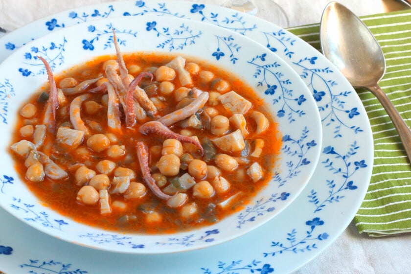 El guiso que rompe el mito: garbanzos con calamares, listo en 20 minutos y mejor al otro día