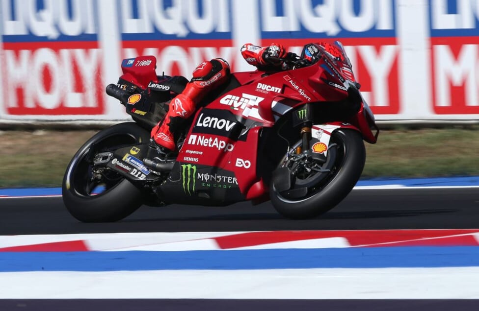Marc Márquez se plantó en Misano como si fuera su patio de casa y ya les sacó ventaja a todos