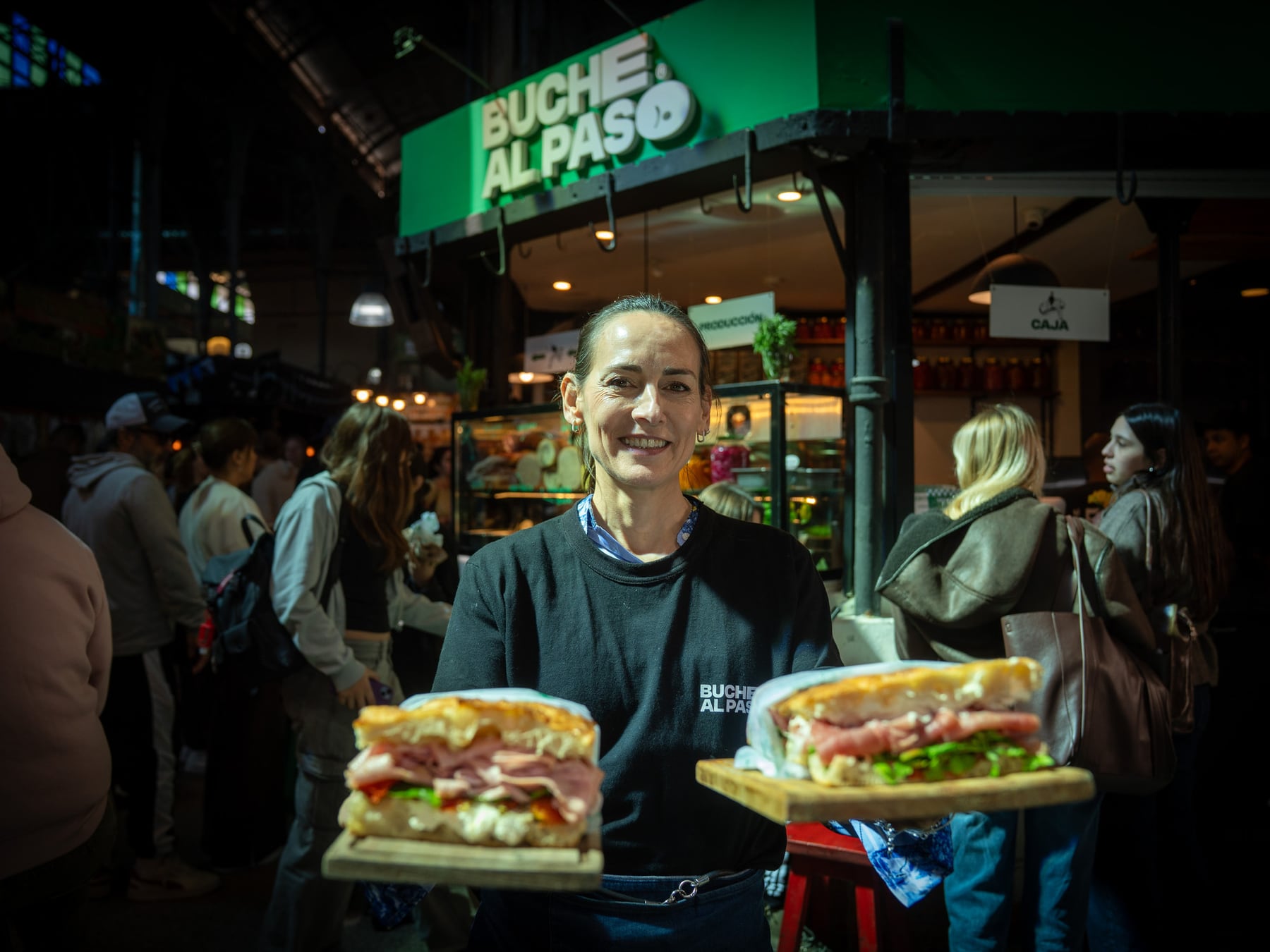 A metros de Carlos Calvo, una sanguchería de mercado que vende cien sándwiches por día y se banca la fila del mediodía