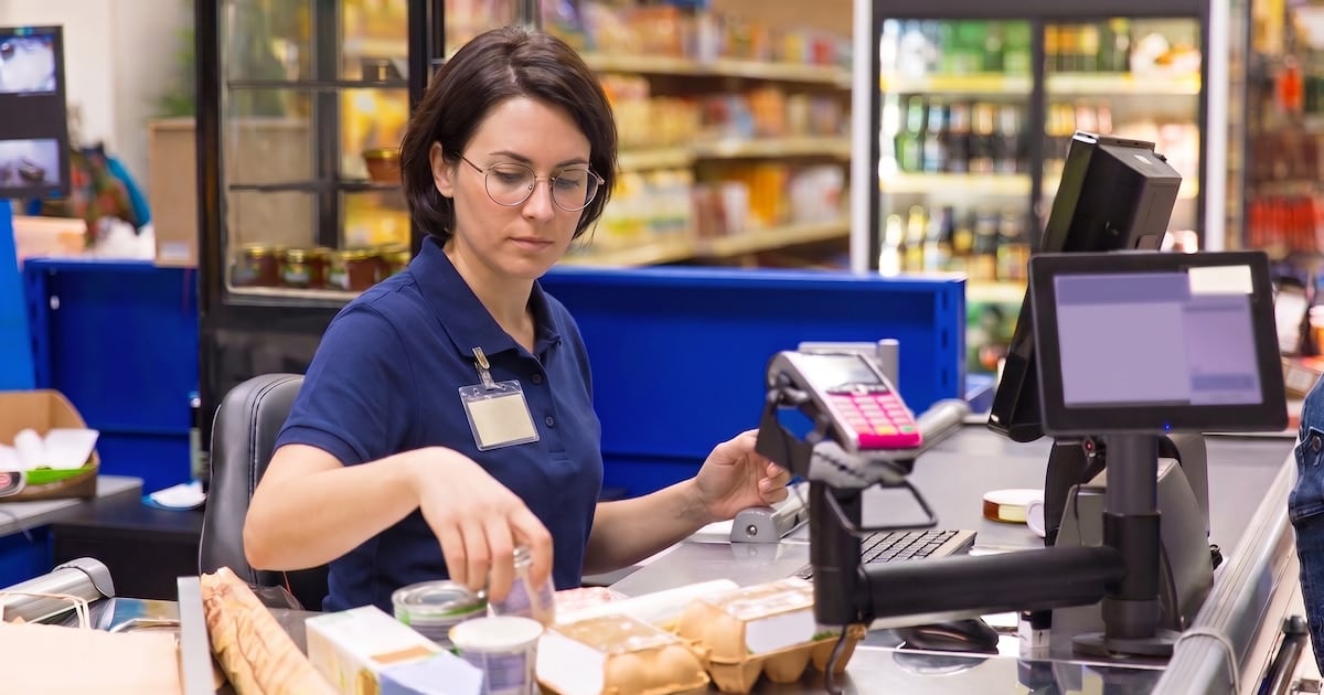 Sueldos de cajeros de supermercado en septiembre de 2026: escalas actualizadas y adicionales por manejo de caja
