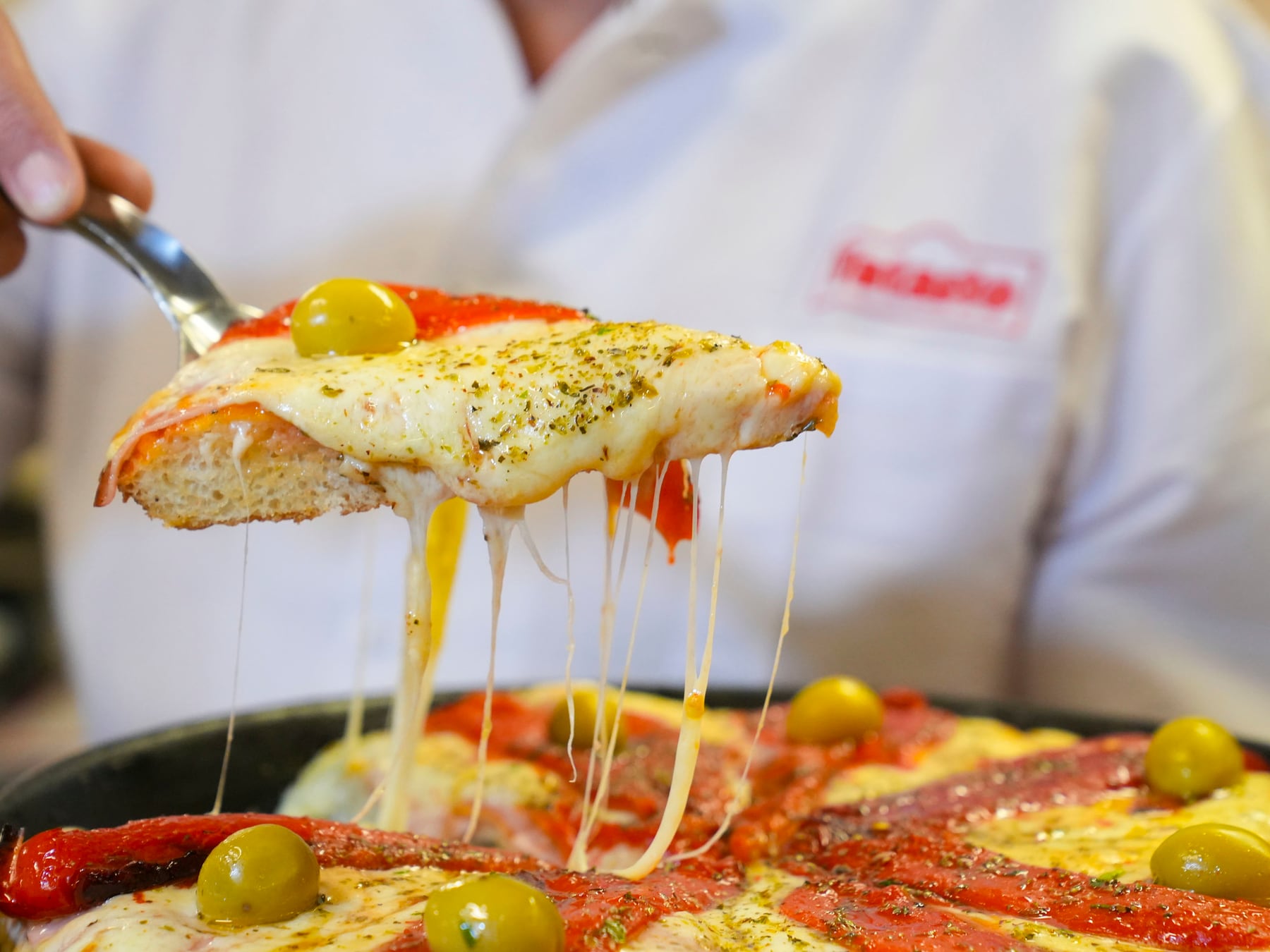 De paso por el Obelisco: dos empanadas y dos porciones de pizza a dos mil pesos, con aroma a solidaria
