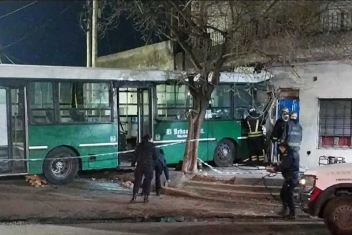Un chofer de la línea 527 murió tras incrustar el colectivo en una vivienda de Temperley