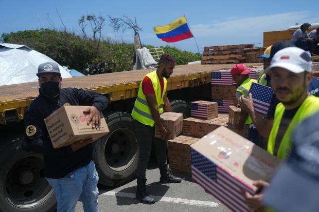 Un voluntario de Cruz Roja en Neuquén cumplió el último deseo de un paciente venezolano y continuó su misión hasta Caracas
