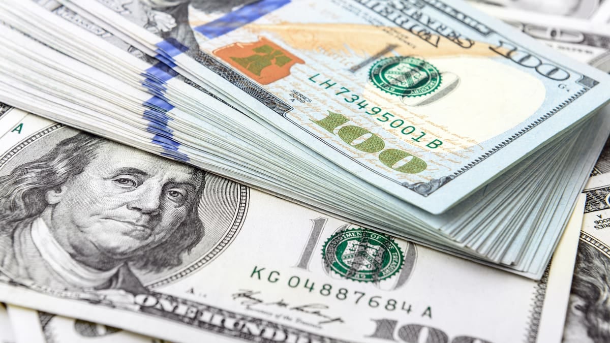El peso arrancó la semana sin movimientos: el oficial se sostuvo en 1.530 pesos y el blue quedó apenas un 1% por encima