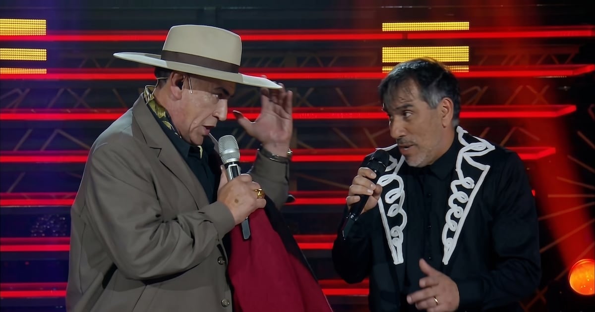 Pipino Cuevas se subió al escenario con el Chaqueño, salvó el momento y la embarró con la letra