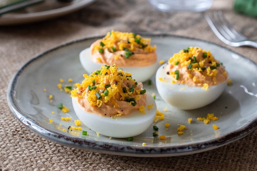 El truco simple para que los huevos rellenos queden irresistibles: tamizar las yemas cambia todo