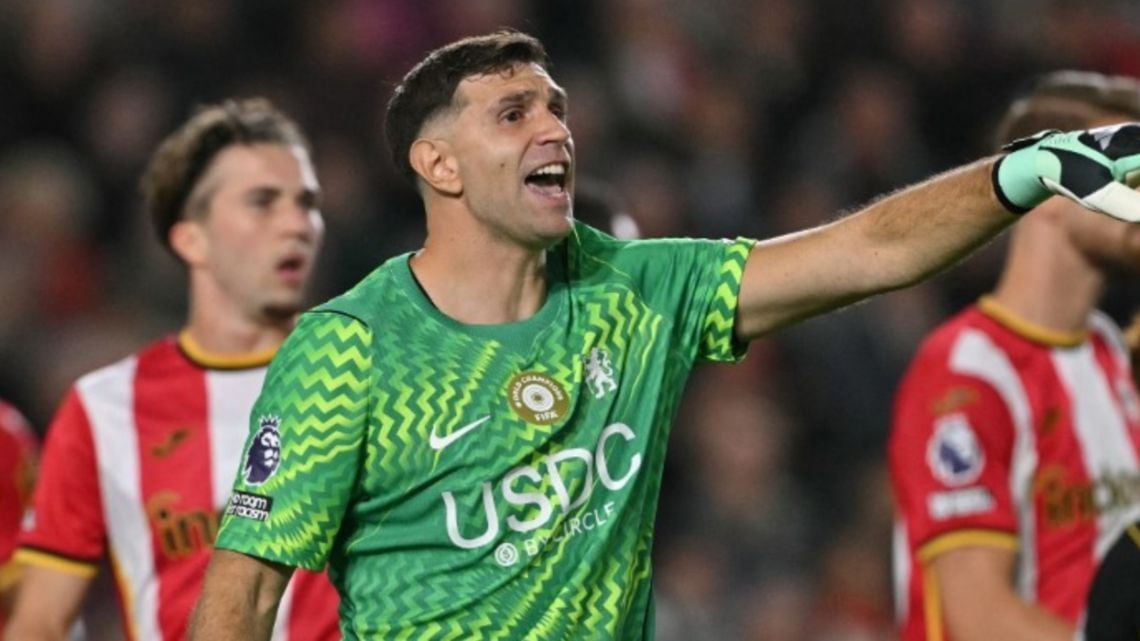 Chelsea se comió tres goles de Brentford y el Dibu sigue sin poder limpiar su arco