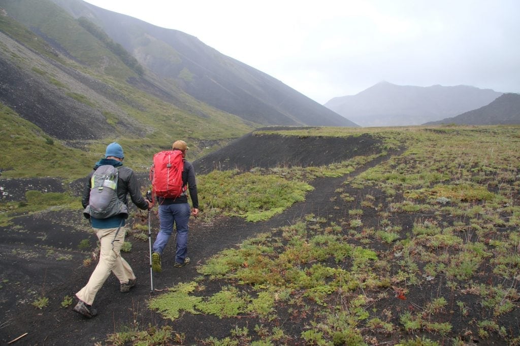 Una travesía por dentro del volcán Malacara: cómo es la caminata que recorre sus cárcavas en el sur mendocino