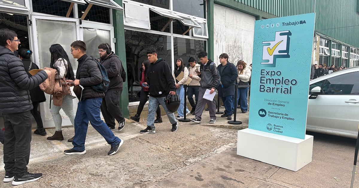 Cambiar de empleo privado registrado a trabajar por cuenta propia recortó los ingresos reales en 27,8% según un informe privado