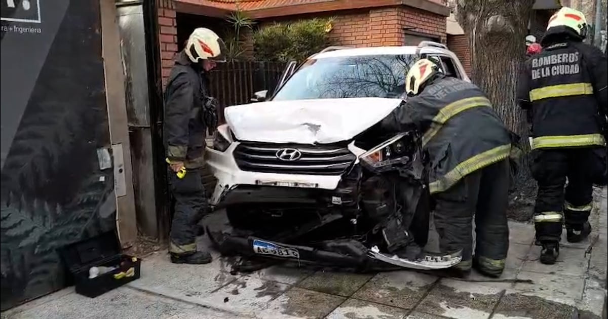 Choque en Palermo: un auto terminó sobre la vereda y el conductor resultó asistido por el SAME