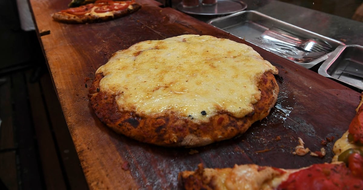 Una cuenta de 57.100 pesos en Güerrín: cuánto se pagó por pizza, fainá y cerveza y por qué el efectivo cambió el resultado