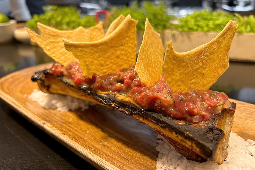 Carne cruda y tuétano caliente: el steak tartar que se sirve sobre un hueso abierto en el corazón de Sevilla