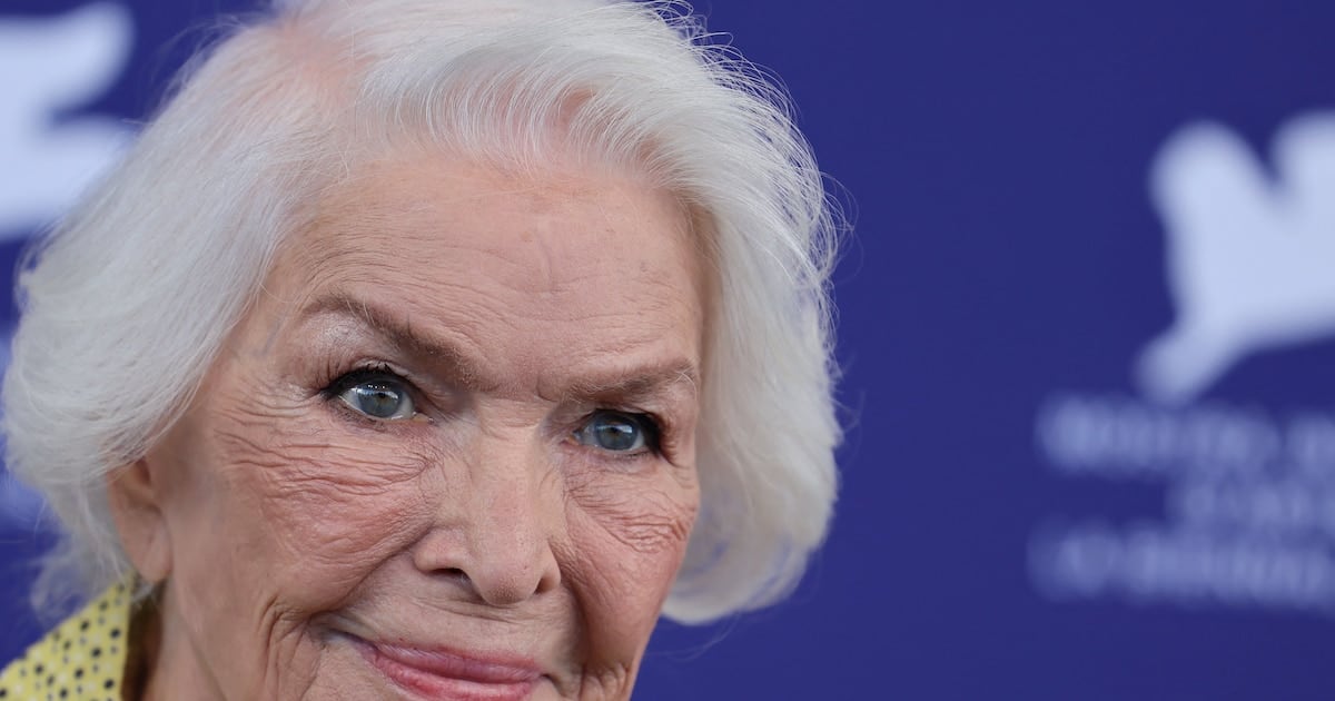 A los 93 años, la actriz Ellen Burstyn mostró cómo se entrena para sostener la rutina diaria y evitar caídas