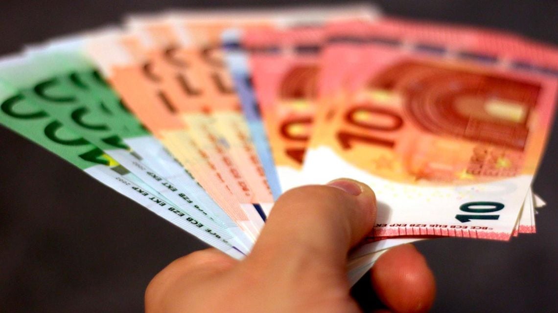El euro blue arrancó la jornada con una suba de seis pesos y se ofreció a 1.855,75 para la venta