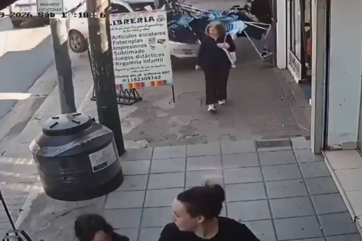 Un Chevrolet Corsa subió a la vereda, embistió a una joven y terminó contra un local de ropa en Almirante Brown