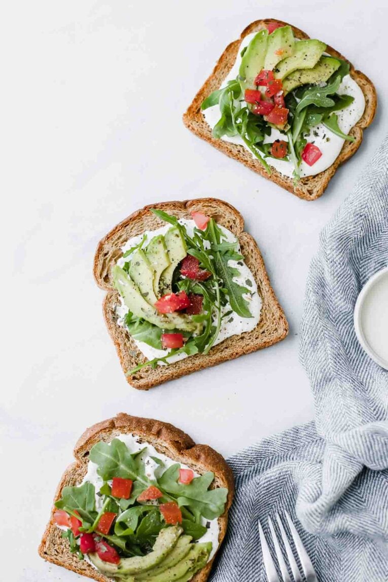 Palta sobre pan tostado: cinco combinaciones que se cocinan en casa y resuelven cualquier momento del día