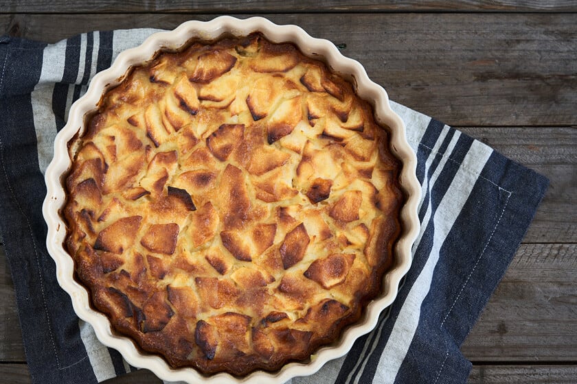 Una tarta de manzana que lleva la fruta en la masa y se resuelve en media hora de horno