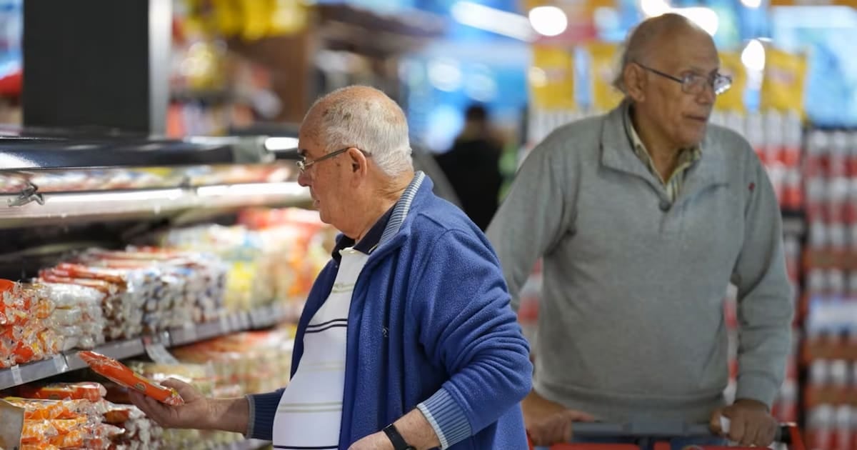 Compras de octubre para jubilados: cómo se combinan descuentos en supermercados y reintegros bancarios