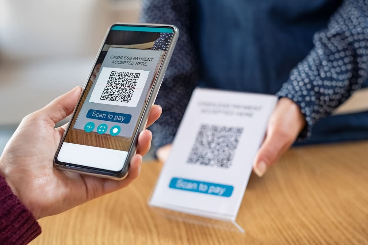 Pagos con QR se disparan 67,5% interanual y desplazan al uso de tarjetas y efectivo