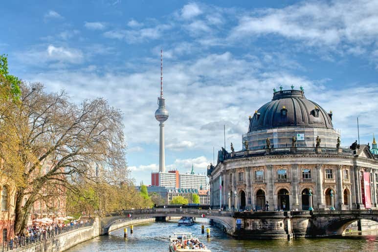 Cuatro puentes en Alemania para armar una escapada a medida: de una calle con casas arriba a una pasarela a 100 metros de altura