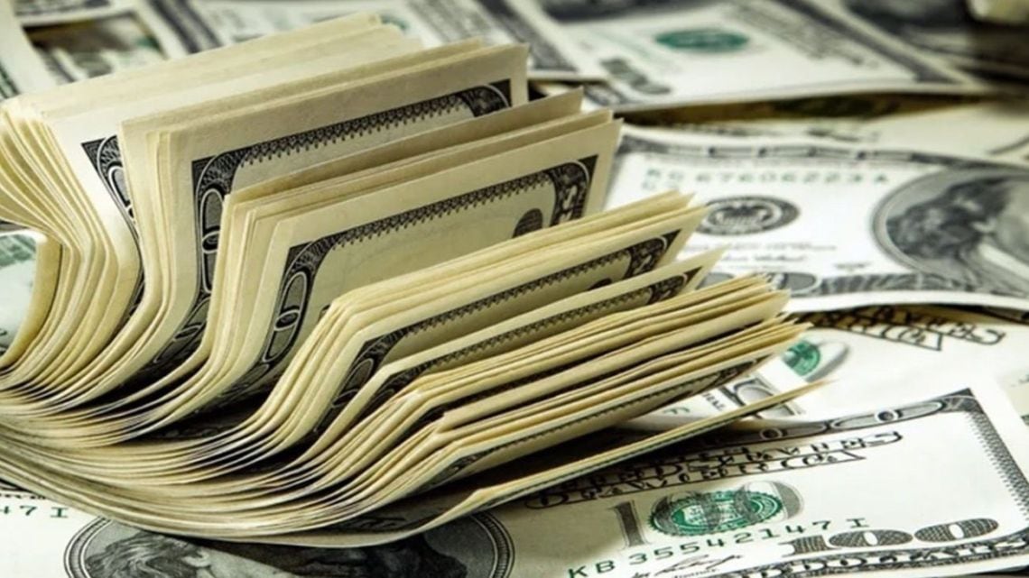 La cuarta rueda de la semana dejó al blue cinco pesos más barato y a $1.555 para la venta