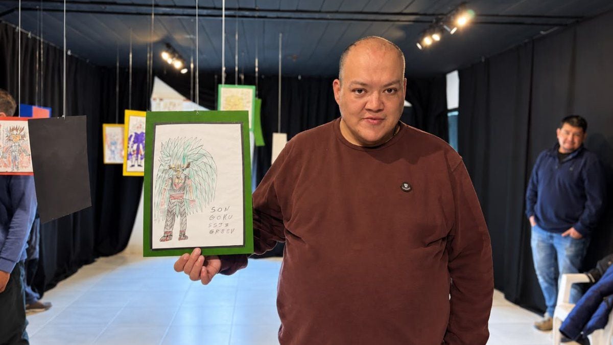 Un vecino de Aluminé exhibe por primera vez sus dibujos de animé y videojuegos en la Casa de la Cultura local