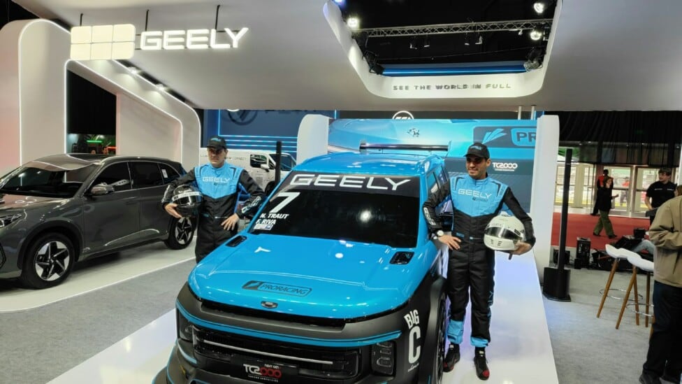 Geely se metió en la cueva del TC2000 y lo hizo a lo grande: con dos pilotos y un color que no pasa desapercibido