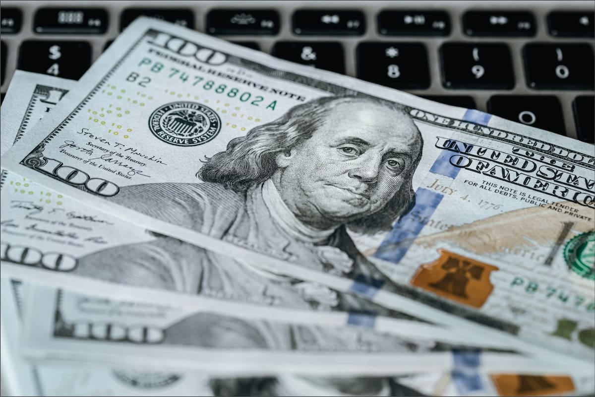 La pizarra del domingo replica los valores del cierre semanal y deja al oficial a $1540 y al blue a $1560