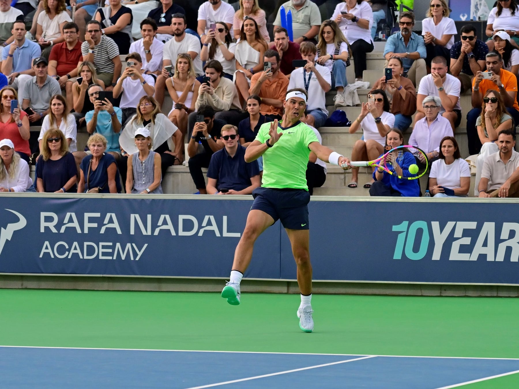 Nadal volvió a empuñar la raqueta y lo hizo con la sonrisa torcida del que sabe que está retirado