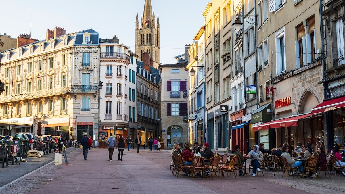 Una ciudad francesa donde la porcelana y el esmalte se tocan con las manos