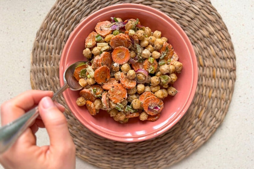 Una ensalada templada que se cocina al horno y se viste con tahini: rápida, rendidora y muy nuestra