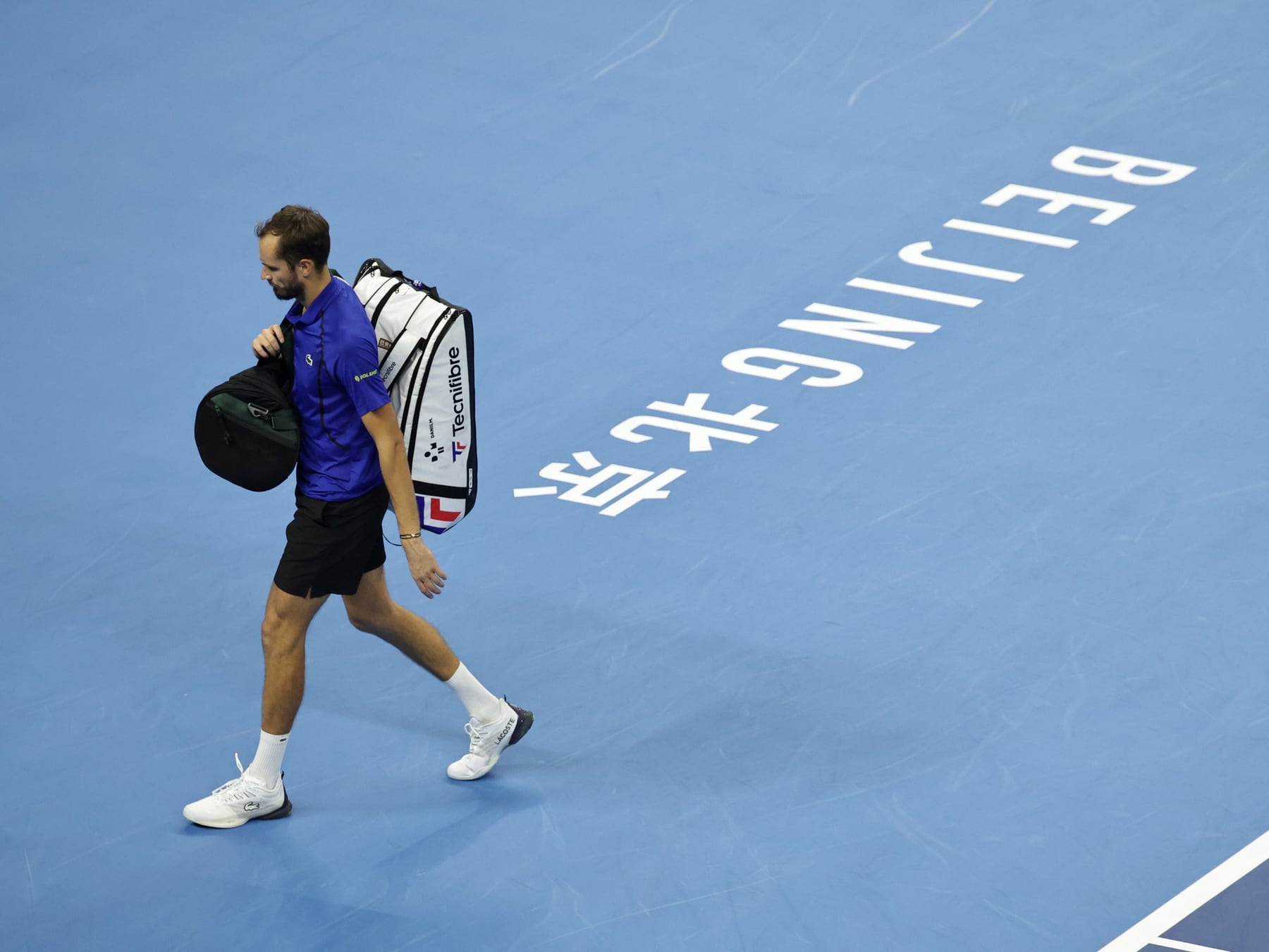 Djokovic a la final por la vía más insólita: Medvedev descalificado por una pelota que se cruzó con un espectador