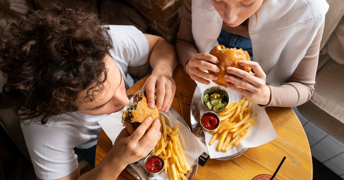 Un estudio con 57 adultos jóvenes midió cómo responde el organismo frente a dos comidas de igual composición nutricional pero distinto grado de procesamiento industrial, y detectó diferencias en la liberación de insulina y en la actividad cerebral relacionada con la valoración de los alimentos